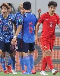  东亚杯较量，日本队三球完胜中国队
