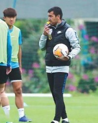  足坛名帅执教新政，战术革新引领潮流  