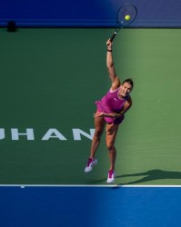  发球测速仪刷新纪录，萨弗林卡轰出二百一十公里极速  