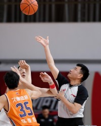  上海久事双外援合璧击败深圳马可波罗