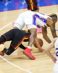  恩比德内线称霸，76人主场轻取尼克斯队