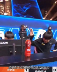  电竞传奇选手复出首战，强势碾压对手晋级  