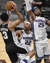  福克斯关键抢断国王终结勇士连胜