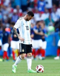  世界杯决赛激战正酣，阿根廷领先巴西