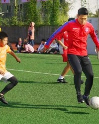  公益足球进校园，明星球员亲自授课