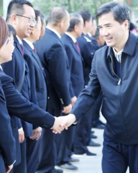  老兵传帮带见成效，更衣室凝聚战斗力