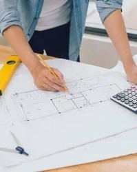  电竞周边产品热销 限量手办收藏价值持续走高