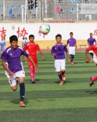  网球进校园活动启动，专业教练指导少年基础训练  