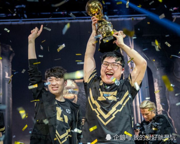  电竞选手日常训练，汗水铸就辉煌战绩