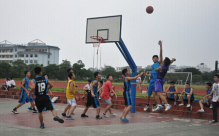  校园篮球联赛开战，清华附中首战告捷