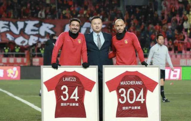  传奇球星退役仪式举行，球迷含泪送别偶像  